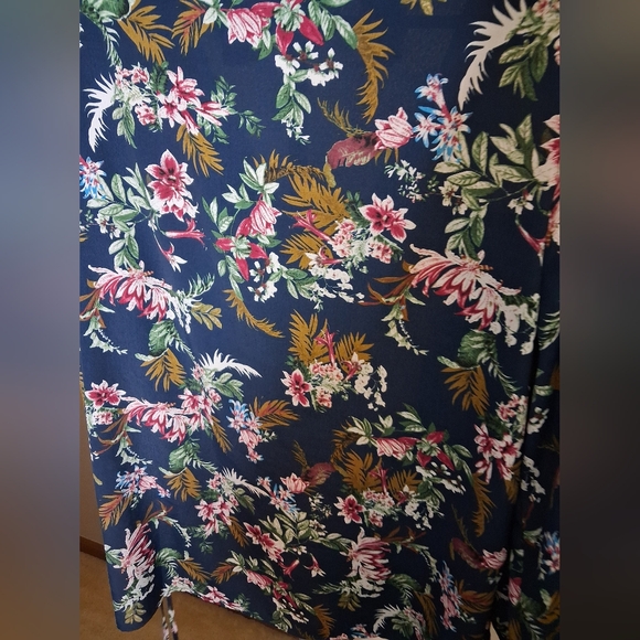 Suzanne Betro Navy Floral Pintuck V-Neck Blouse - Picture 3 of 4